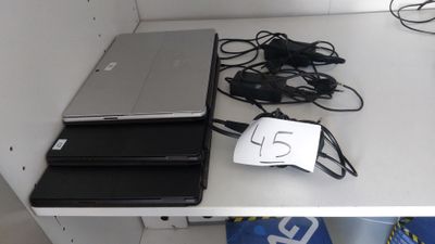 deux ordinateurs portables et une souris posés sur un bureau