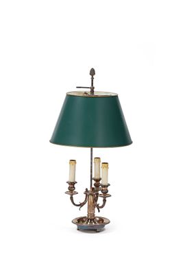 une image d'une lampe de table avec un abat-jour vert