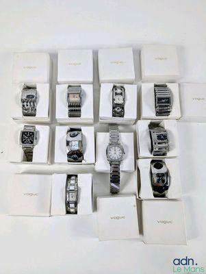 un grand nombre de montres posées sur une table