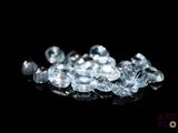 de très jolis diamants bleus sur un fond noir