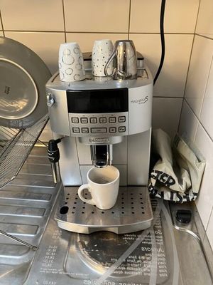 une machine à café posée sur un plan de travail de cuisine