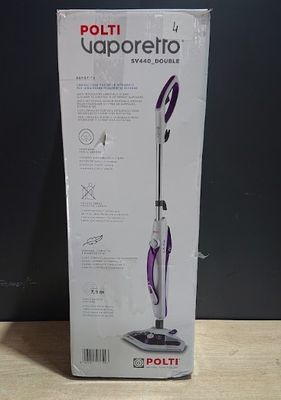la boîte de l'aspirateur est ouverte sur la table