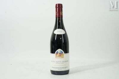 une bouteille de vin posée sur une table