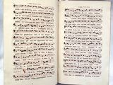 un livre contenant des notes de musique, posé sur une table