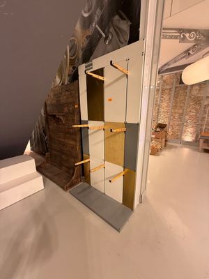 2 Présentoirs muraux : - 1 Présentoir Herschel en bois, styl…