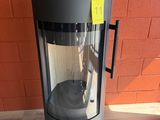une machine posée à même le sol devant un mur de briques