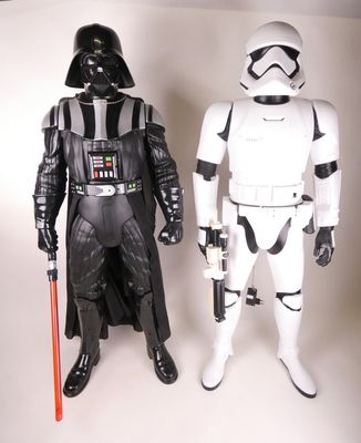 deux figurines de Star Wars côte à côte