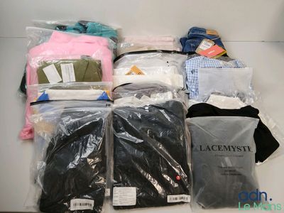 de nombreux sacs de vêtements posés sur une table
