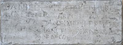 une plaque en pierre portant une inscription, fixée sur le mur d'un immeuble