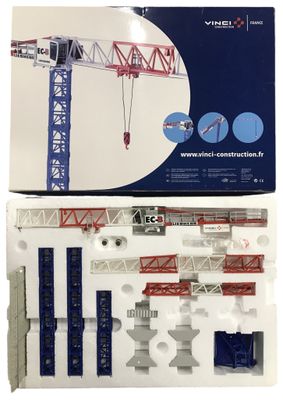 maquette d'une grue avec un kit de montage dans la boîte