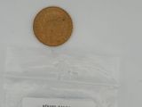 un gros plan d'une pièce de monnaie dans un sachet en plastique posé sur une table