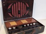 une vieille valise contenant un échiquier
