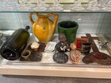 une vitrine en verre contenant de nombreux objets