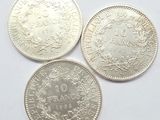 trois types de pièces différents sur une surface blanche