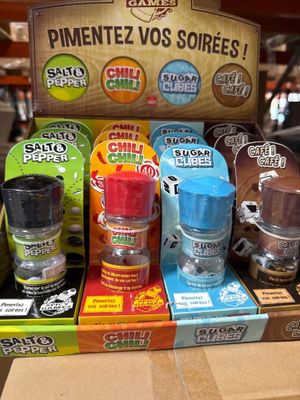 un présentoir d'épices aux saveurs variées dans un magasin
