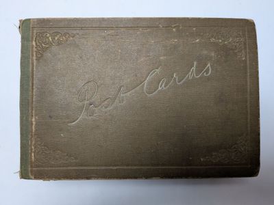 un gros plan d'un livre sur lequel figurent des inscriptions, posé sur une surface blanche