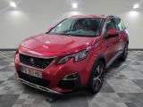 une voiture rouge garée dans un garage au sol en damier