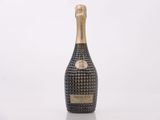 gros plan d'une bouteille de champagne sur une surface blanche