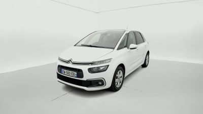 Une Citroën blanche est garée dans une pièce blanche