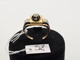 une photo d'une bague posée sur un présentoir pour mannequin