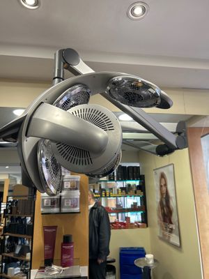 un sèche-cheveux suspendu au plafond dans un salon de coiffure