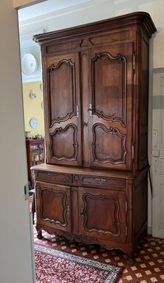 un grand meuble en bois dans le coin d'une pièce