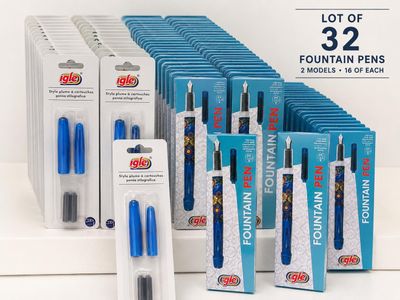 lot de 32 stylos à plume présenté dans un présentoir