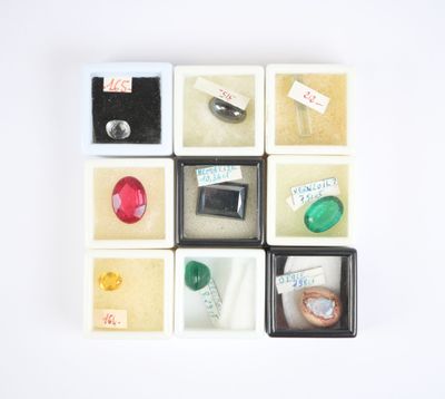 une photo montrant un assortiment d'objets dans une boîte carrée