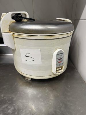 une mijoteuse posée sur le plan de travail de la cuisine