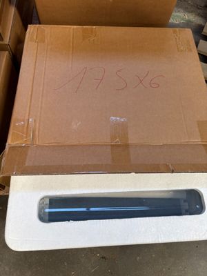 une boîte sur laquelle est posé un ordinateur portable