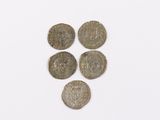 quatre pièces d'argent sur lesquelles figurent un homme et une femme
