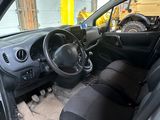 l'intérieur d'une petite voiture avec un volant et un tableau de bord