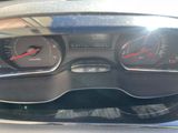 un gros plan du tableau de bord d'une voiture, avec un compteur de vitesse et des jauges