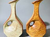deux vases posés l'un à côté de l'autre sur une table
