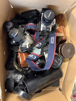 une boîte en carton remplie d'appareils photo et une courroie d'appareil photo