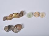 un lot de pièces de monnaie posées sur une table