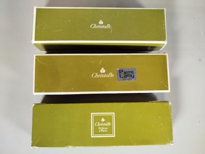 trois boîtes de chocolats empilées les unes sur les autres sur une table