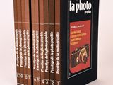 trois livres sur fond blanc, avec une couverture marron et un encadré noir