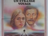 une affiche du film « », mettant en scène un homme et une femme debout sur une voie ferrée