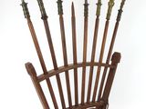 une chaise en bois sur laquelle sont posées plusieurs lances