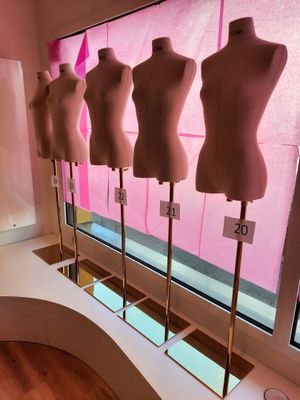 cinq mannequins exposés dans la vitrine d'un magasin