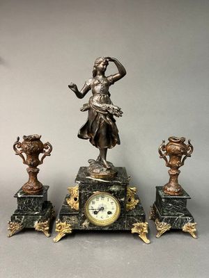 GARNITURE de cheminée figurant une paysanne revenant des cha…