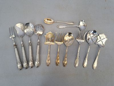beaucoup de cuillères en argent et de cuillères sur la table
