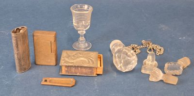 un grand nombre d'objets posés sur une table