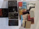 beaucoup de livres et d'autres objets qui se trouvent sur la table