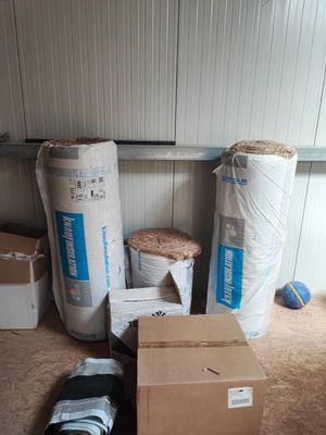 une pile de cartons posée par terre près d'un mur
