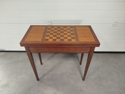 une image représentant une petite table sur laquelle est posé un échiquier
