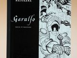 un livre en noir et blanc posé sur une table