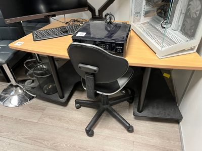 un bureau avec un ordinateur et une chaise devant