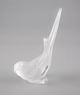 figurine d'oiseau blanc posée sur une table blanche